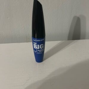 Blue mascara (the color of the mascara is blue)